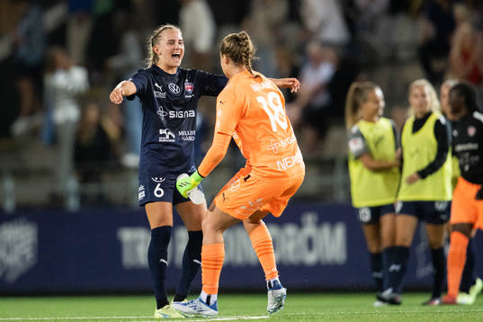 Rosengårds Ria Noora Minerva Öling och målvakt Teagan Micah jublar efter slutsignalen