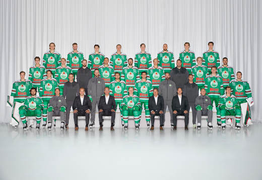  Tony Sund, Kim Rosdahl, Marco Kasper, Oliver Tärnström, Oskar Stål Lyrenäs, Vojtech Mozik, William Strömgren, William Wallinder. 3:e ledet från vänster: Daniel Ljungman, Linus Sjödin, Kommunikationsansvarig Peter Ekholm, Michael Kapla, Riley Sheen, Samuel Jonsson, Materialförvaltare Frederik Andersen, Theodor Niederbach, Ludvig Larsson.2:a ledet från vänster: Calle Clang, Adam Tambellini, Fysioterapeut Sven Thomsson, Assisterande tränare David Printz, Daniel Zaar, Brady Ferguson, Målvaktstränare Peter Hirsch, Fysioterapeut Christopher Alvengrip, Adam Edström, Christoffer Rifalk. Sittande från vänster: Dennis Everberg, Huvudtränare Cam Abbott, Assisterande sportchef Hampus Sjöström, Klubbdirektör Daniel Koch, Anton Bengtsson, Ordförande Håkan Eriksson, Sportchef Chris Abbott, Assisterande tränare Lasse Johansson, Erlend Lesund. 