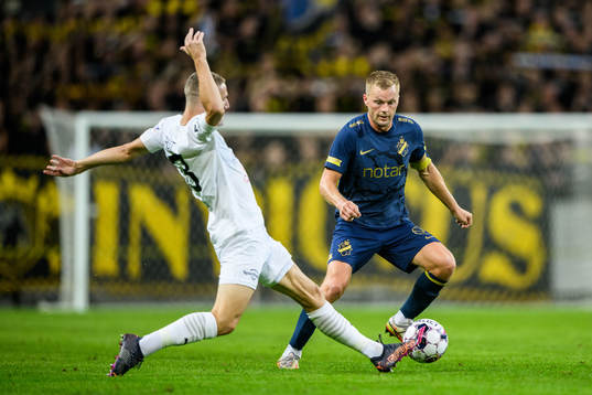 Michal Kohút of Slovacko and Sebastian Larsson of AIK