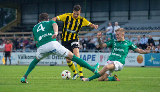  IFK Hässleholms Max Sandberg skojar med motståndarna i matchen i div. 2 mellan IFK Hässleholm och Hässleholms IF i Hässleholm 26 augusti 2022.
