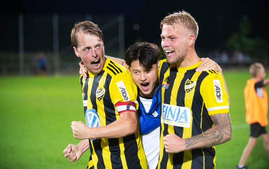  IFK Hässleholms Robin Strömberg jublar tillsammans med Meraj Haidari och Jens Lynard i matchen i div. 2 mellan IFK Hässleholm och Hässleholms IF i Hässleholm 26 augusti 2022.