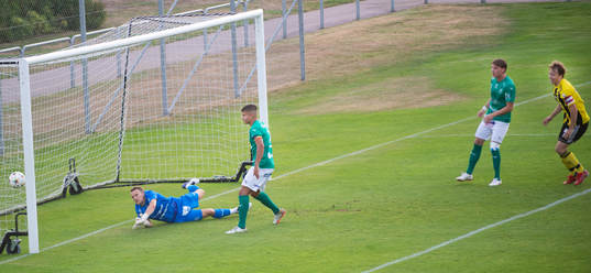  IFK Hässleholms Robin Strömberg nickar in 1-0 i matchen i div. 2 mellan IFK Hässleholm och Hässleholms IF i Hässleholm 26 augusti 2022.