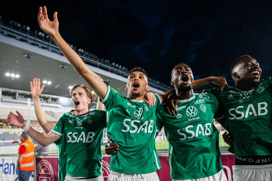 Brages Joakim Persson jublar