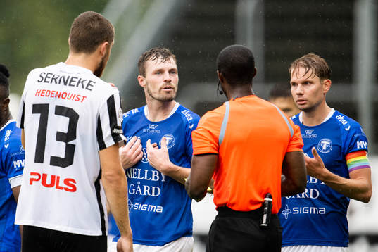 Trelleborgs Nicolas Mortensen i samtal med domare Fredrik Oppong efter varning