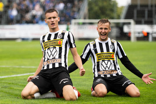 Landskronas Robin Dzabic och Melker Heier jublar