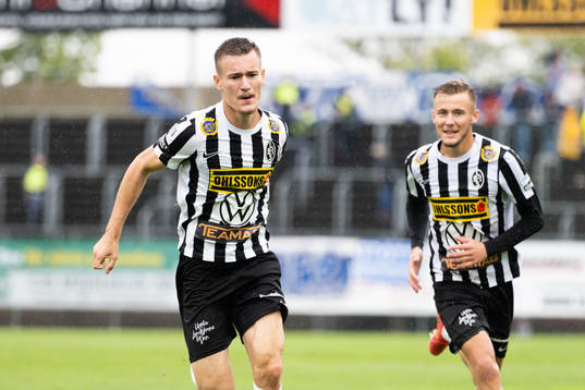 Landskronas Robin Dzabic och Melker Heier jublar