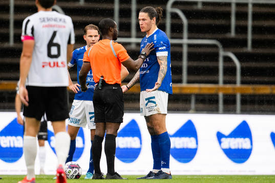 Trelleborgs Isak Jönsson och domare Fredrik Oppong