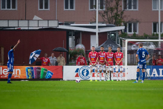 GIF Sundsvalls Pontus Silfwer slår frispark mot Degerfors