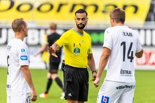 Domaren Farouk Nehdi och Halmstads Joel Allansson och