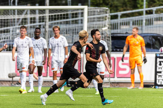 Brommapojkarnas Marijan Cosic jublar 1-0