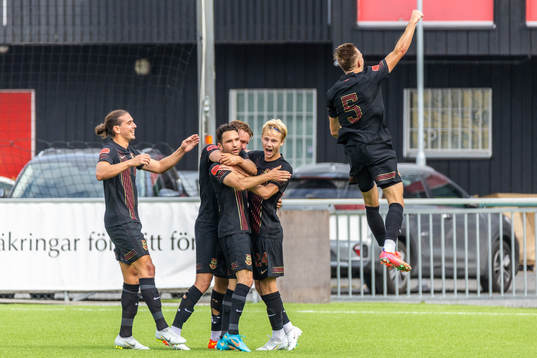 Brommapojkarnas Marijan Cosic jublar efter 1-0 målet med Nikola Vasic, Gustav Sandberg Magnusson, och Theo Bergvall