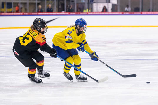 Lilli Welcke of Germany and Mina Waxin of Sweden