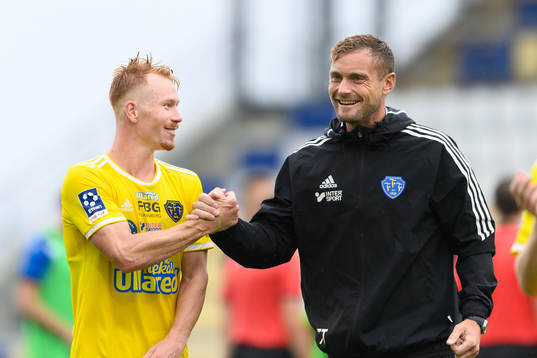 Falkenbergs Linus Borgström och assisterande tränare Tobias Tuvesson jublar