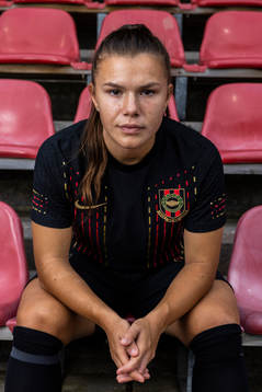 Brommapjokarnas Alexsandra Lobanova poserar för en bild i en 80-års jubileum tröja den 27 augusti 2022 i Stockholm. 