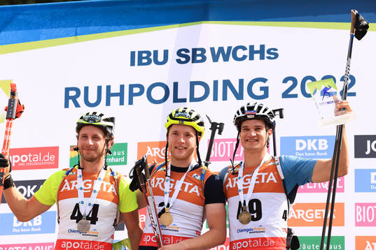 På denna handoutbild från internationella skidskytteförbundet, IBIU, jublar Peppe Femling, Sverige, Sebastian Samuelsson, Sverige och Niklas Hartweg, Schweiz, efter målgången i herrarnas sprintfinale