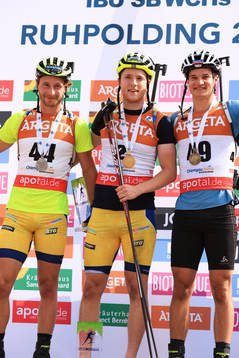 På denna handoutbild från internationella skidskytteförbundet, IBIU, jublar Peppe Femling, Sverige, Sebastian Samuelsson, Sverige och Niklas Hartweg, Schweiz, efter målgången i herrarnas sprintfinal
