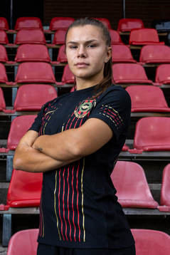 Brommapjokarnas Alexsandra Lobanova poserar för en bild i en 80-års jubileum tröja den 27 augusti 2022 i Stockholm. 