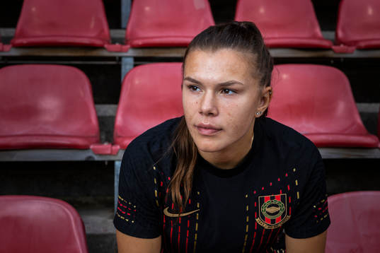 Brommapjokarnas Alexsandra Lobanova poserar för en bild i en 80-års jubileum tröja den 27 augusti 2022 i Stockholm. 