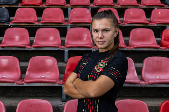 Brommapjokarnas Alexsandra Lobanova poserar för en bild i en 80-års jubileum tröja den 27 augusti 2022 i Stockholm. 