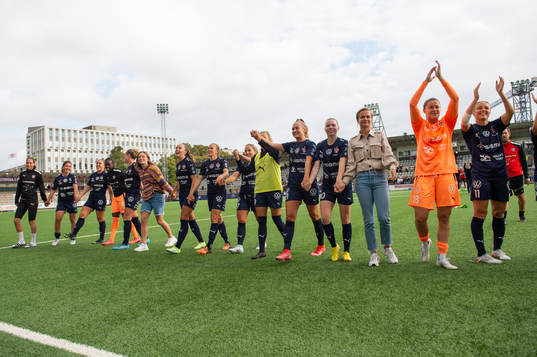 Rosengårds spelare jublar efter slutsignalen