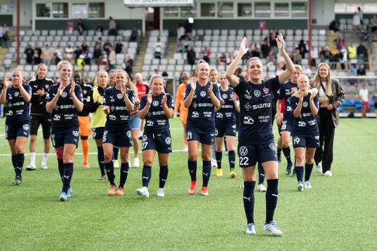 Rosengårds spealre jublar efter slutsignalen