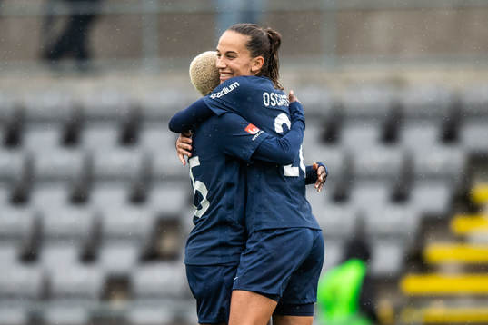 Eskilstuna Uniteds Ngozi Sonia Okobi-Okeoghene och Anna Oskarsson jublar