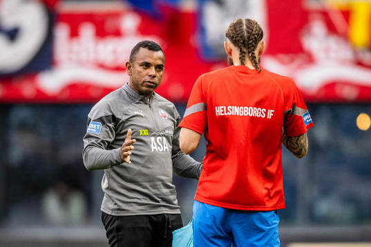 Helsingborgs tränare Alvaro Santos i samtal med Ali Suljic