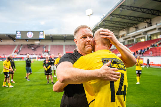 Mjällbys assisterande tränare Patrick Winqvist och Herman Johansson jublar