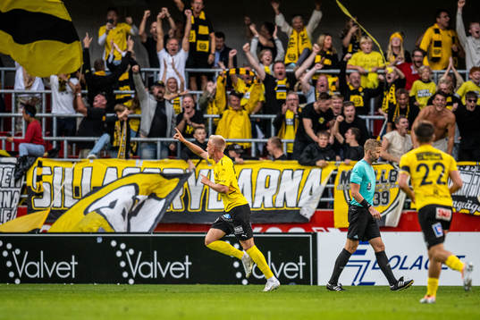 Mjällbys Herman Johansson jublar