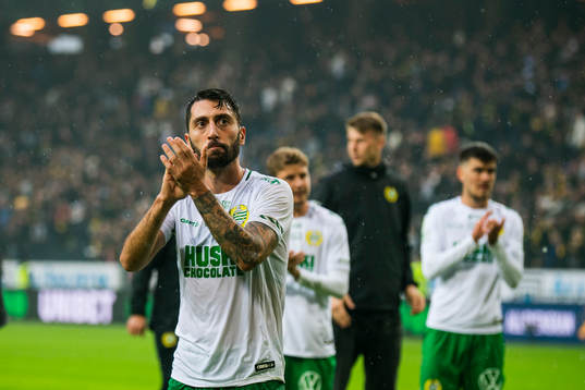 Hammarbys Nahir Besara tackar publiken