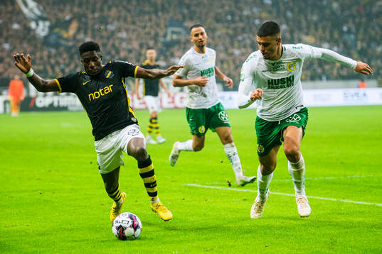 s Josafat Mendes och Hammarbys Edvin Kurtulus under fotbollsmatchen i Allsvenskan mellan AIK och Hammarby den 28 augusti 2022 i Stockholm. 