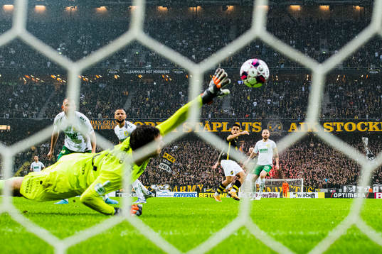 s Nicolas Stefanelli gör 2-1 förbi Hammarbys målvakt Davor Blazevic under fotbollsmatchen i Allsvenskan mellan AIK och Hammarby den 28 augusti 2022 i Stockholm. 