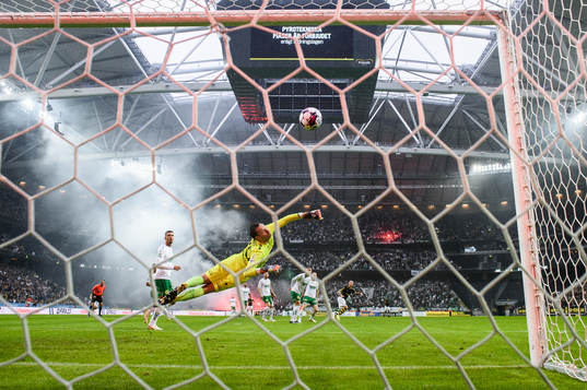 Hammarbys målvakt Davor Blazevic släpper in 1-0 av AIKs John Guidetti