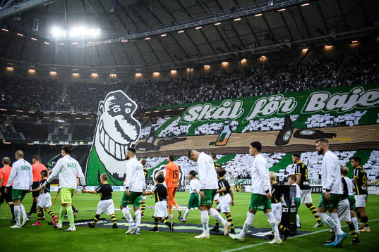 AIKs och Hammarbys spelare gör entré