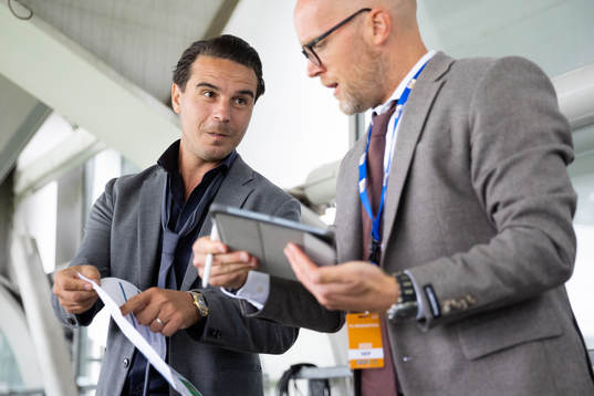 C Mores expertkommentator Nordin Gerzic och kommentator Petter Barrling innan fotbollsmatchen i Allsvenskan mellan IFK Göteborg och Sirius den 28 augusti 2022 i Göteborg. 