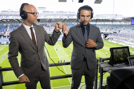C Mores kommentator Petter Barrling och expertkommentator Nordin Gerzic innan fotbollsmatchen i Allsvenskan mellan IFK Göteborg och Sirius den 28 augusti 2022 i Göteborg. 