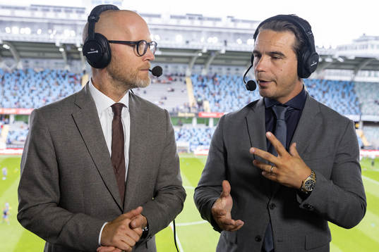 C Mores kommentator Petter Barrling och expertkommentator Nordin Gerzic innan fotbollsmatchen i Allsvenskan mellan IFK Göteborg och Sirius den 28 augusti 2022 i Göteborg. 