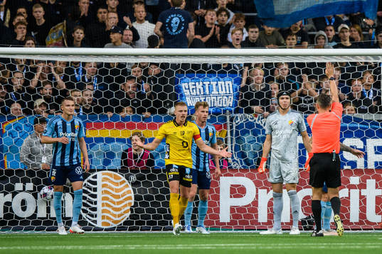 Elfsborgs Per Frick reagerar mot domare Bojan Pandzic