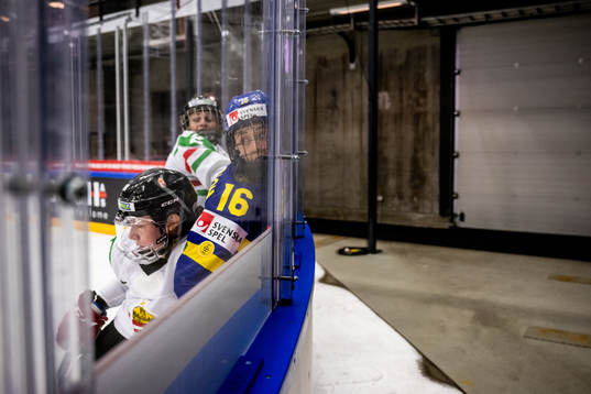 Emma Kreisz of Hungary and Linnea Johansson of Sweden