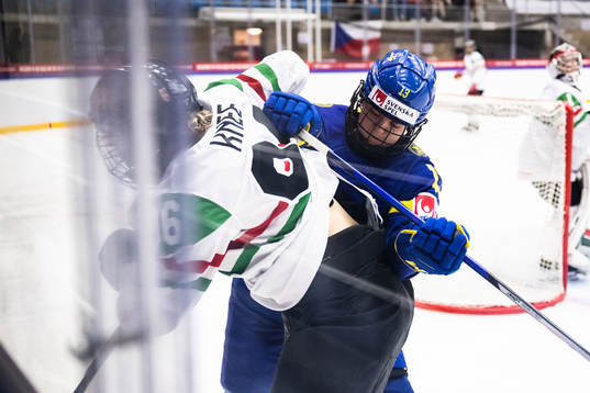 Sarah Knee of Hungary and Emma Murén of Sweden