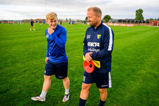 Tränare Richard ”Kalle” Ringhov i samtal med Robin Kolnby