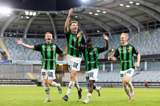GAIS Michael Kargbo jublar med lagkamrater