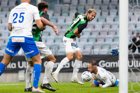 GAIS Gustav Lundgren skjuter bollen på Värnamos Evaldo