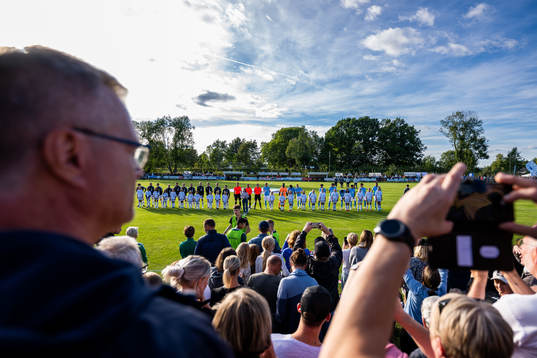 Brålandas och Malmö FFs spelare vid line up