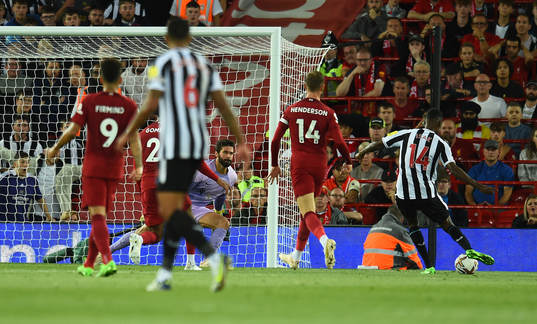 Alexander Isak of Newcastle United scores 0-1