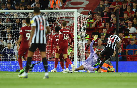 Alexander Isak of Newcastle United scores 0-1