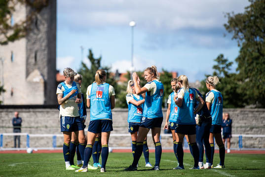 Fridolina Rolfö and teammates