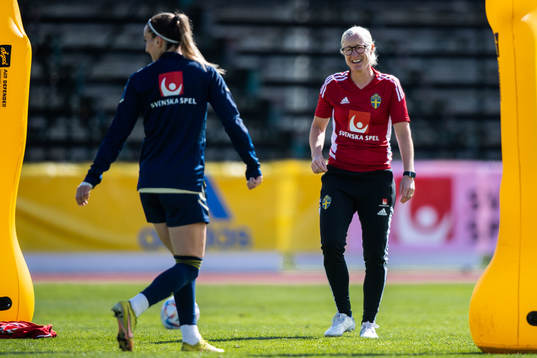 Kosovare Asllani and Victoria Sandell, assistant coach