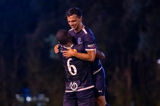 Staffanstorps Martin Silva och Edwin Song Yuh jublar efter slutsignalen