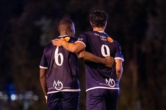 Staffanstorps Martin Silva och Edwin Song Yuh jublar efter slutsignalen